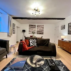 Superbly Located 2 Bedroom Luxury Bath