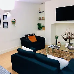 Contemporary Large In An Ideal Location Bath