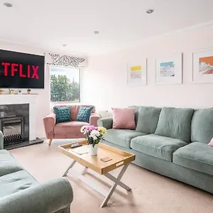 Stunning 4 Bedroom House In Bath