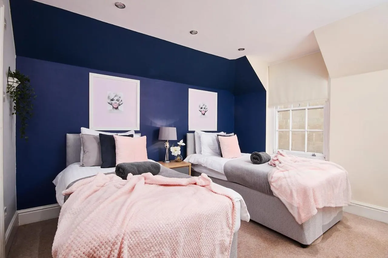 Apartment Striking Monroe Suite! Bath