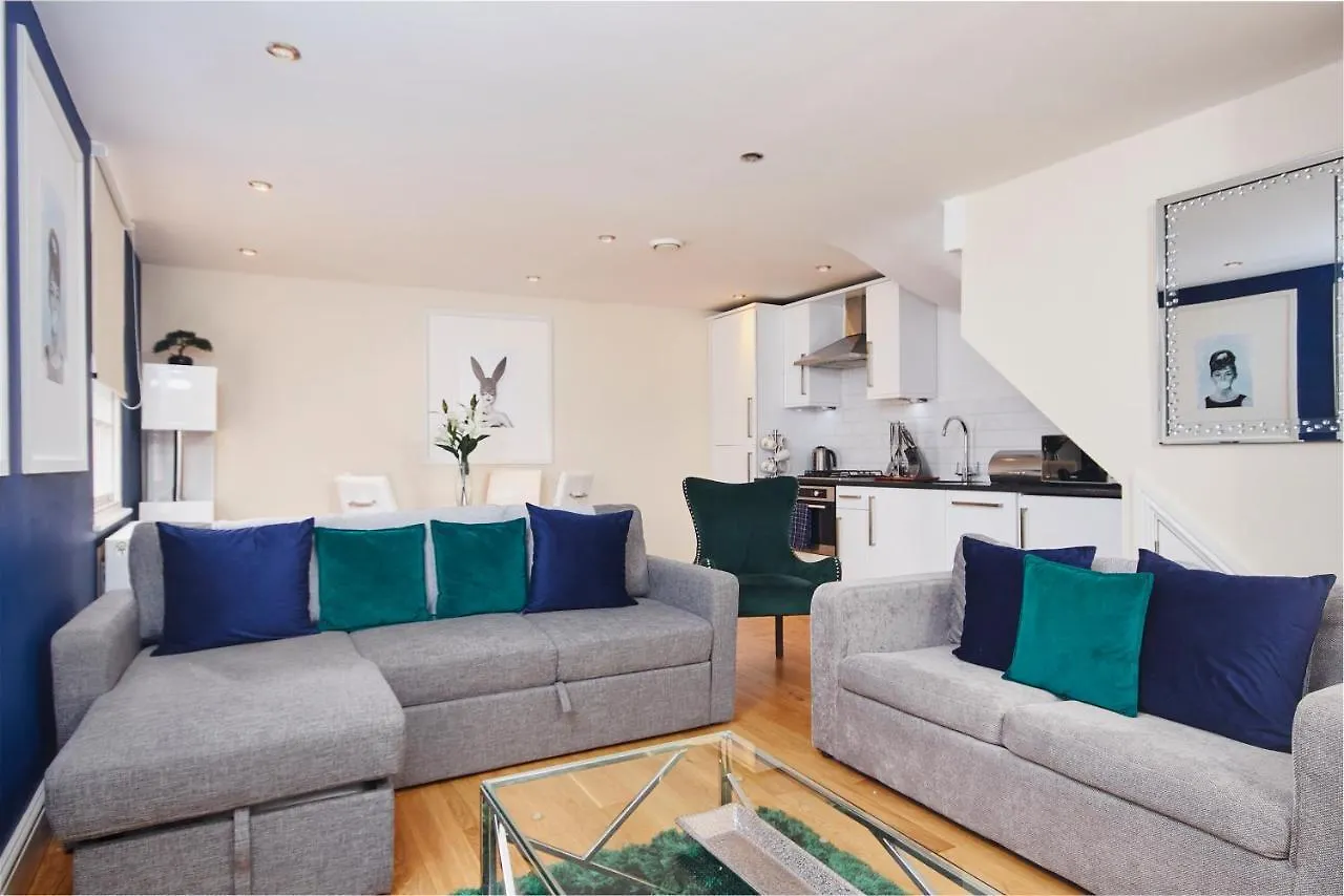 Apartment Striking Monroe Suite! Bath