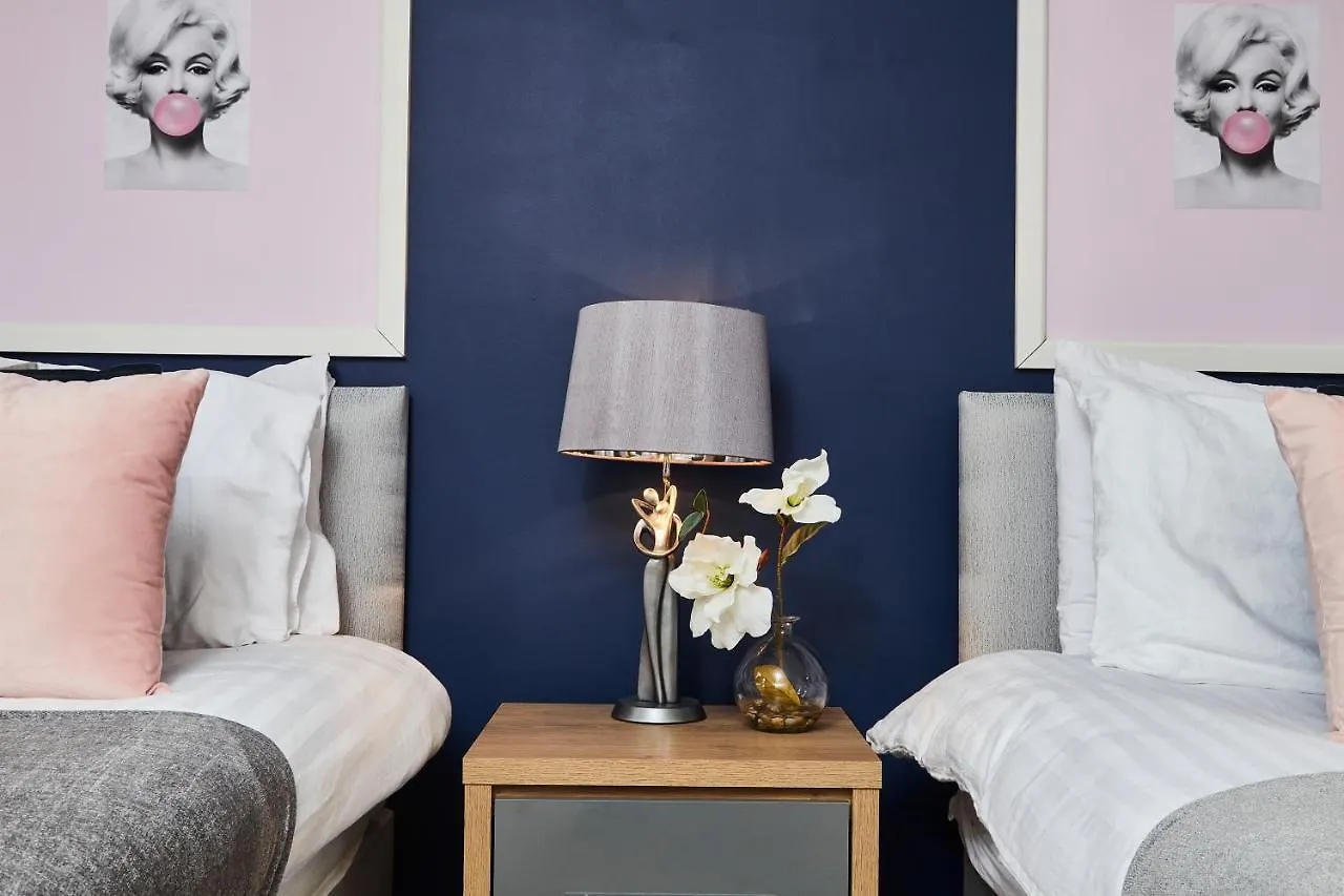 Striking Monroe Suite! Bath Apartment