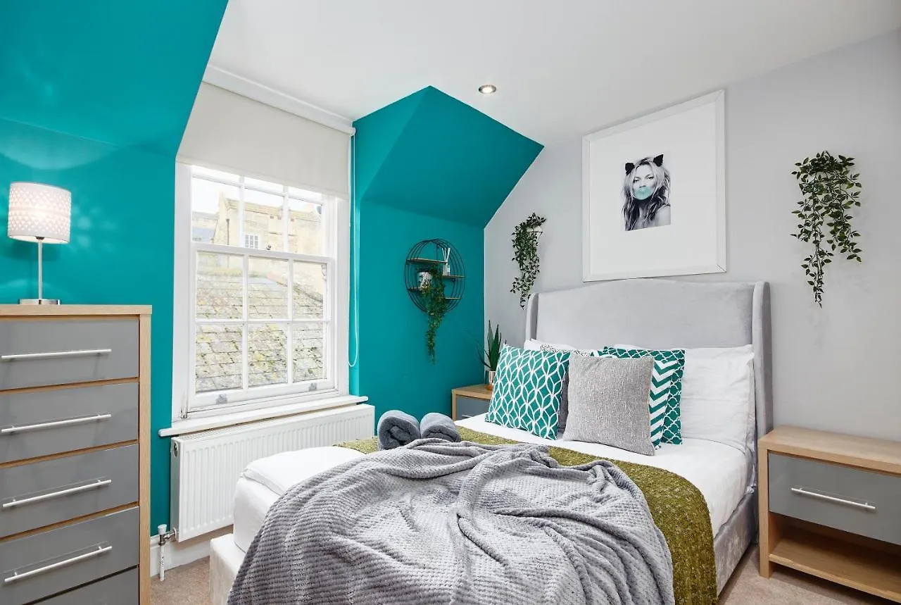 Apartment Striking Monroe Suite! Bath